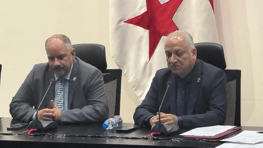 Eduardo Camacho (der.) junto al presidente de la Asamblea Nacional, Jorge Herrera.