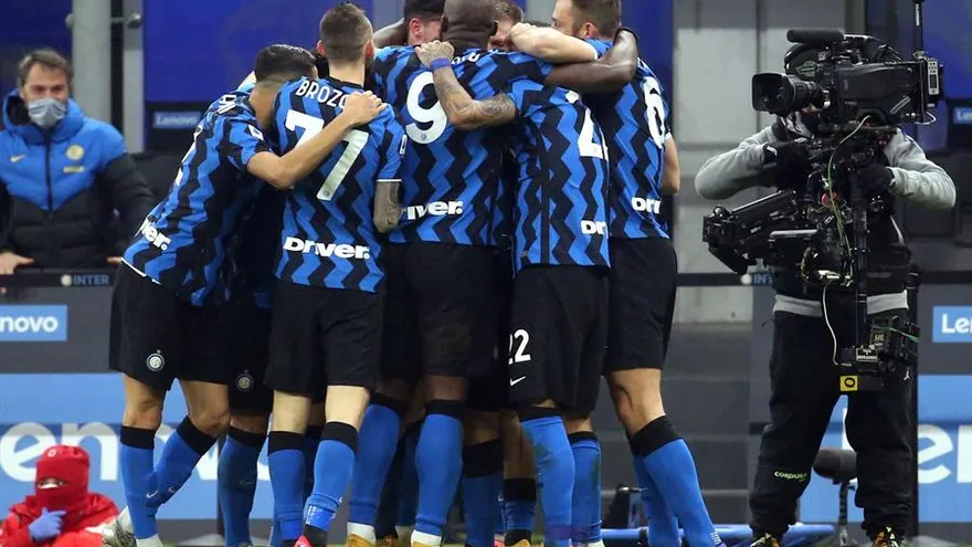 El Inter, con gol del "ex" Vidal, desnuda al Juventus