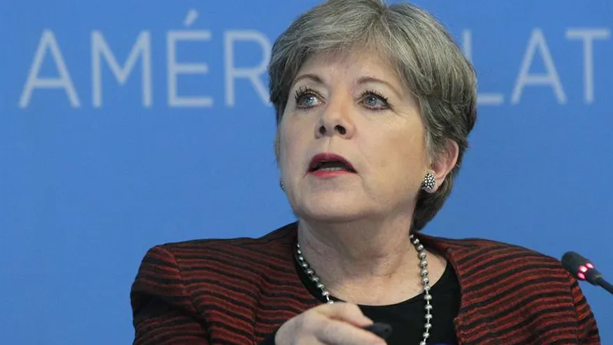 La secretaria ejecutiva de la (CEPAL) Alicia Bárcena Ibarra habla hoy, miércoles 20 de diciembre de 2017, durante la presentación del informe "Panorama Social de América Latina 2017" en la Ciudad de México (México).