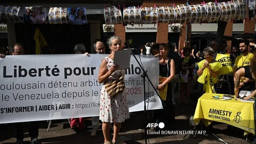 Hélène Boursier, madre de Camilo Castro, habla durante una manifestación con activistas de Amnistía Internacional para protestar contra la detención de su hijo en Venezuela, en Toulouse, suroeste de Francia, el 20 de septiembre de 2025. Camilo Castro, profesor de yoga francés de 41 años, desapareció el 26 de junio de 2025 en el paso fronterizo de Paraguachón, entre Venezuela y Colombia, donde reside. Había ido allí para renovar su visa de residencia colombiana, que había vencido, según explicó su familia en agosto de 2025. Según su familia y Amnistía Internacional, se encuentra detenido en Venezuela.