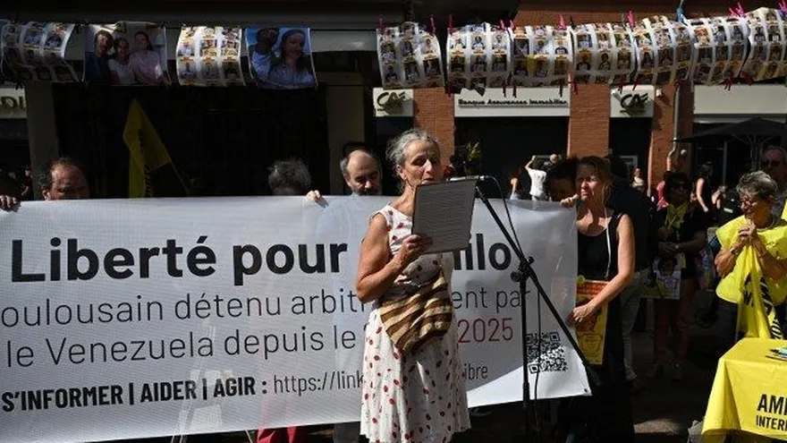 Hélène Boursier, madre de Camilo Castro, habla durante una manifestación con activistas de Amnistía Internacional para protestar contra la detención de su hijo en Venezuela, en Toulouse, suroeste de Francia, el 20 de septiembre de 2025. Camilo Castro, profesor de yoga francés de 41 años, desapareció el 26 de junio de 2025 en el paso fronterizo de Paraguachón, entre Venezuela y Colombia, donde reside. Había ido allí para renovar su visa de residencia colombiana, que había vencido, según explicó su familia en agosto de 2025. Según su familia y Amnistía Internacional, se encuentra detenido en Venezuela.