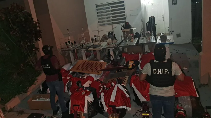 Cientos de camisetas falsas eran fabricadas en este taller