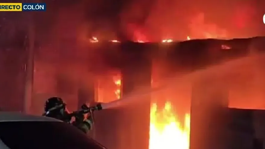 Incendio consume tres viviendas en la ciudad de Colón