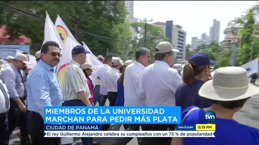 Universitarios marchan  al MEF