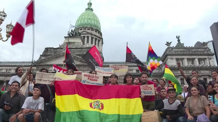 Inmigrantes protestan contra nuevo decreto migratorio argentino