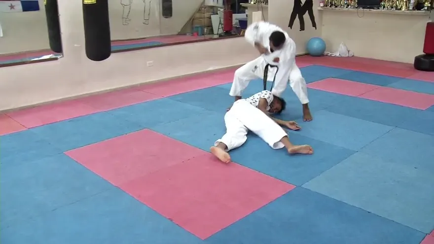 Personas toman clases para defenderse de los robos