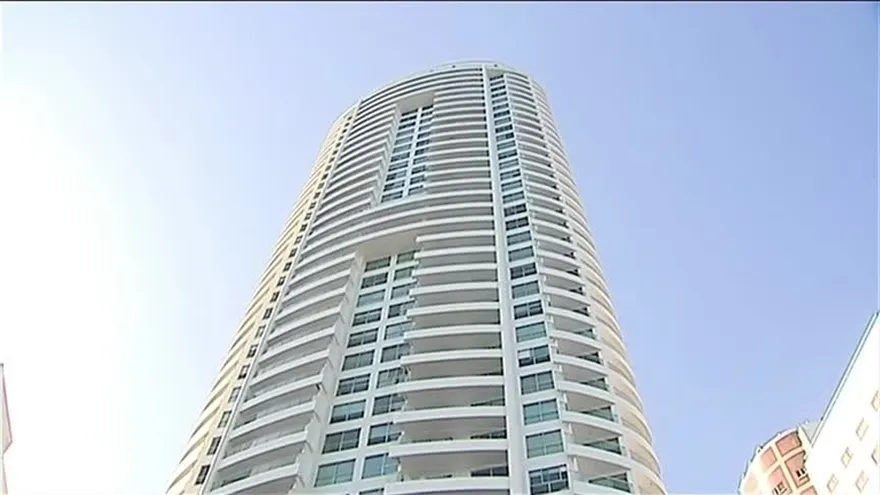 Menor cae del piso 26 de un edificio a una piscina y sobrevive