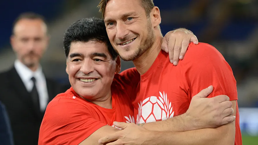 Diego Maradona (i) abraza a Francesco Totti (d)