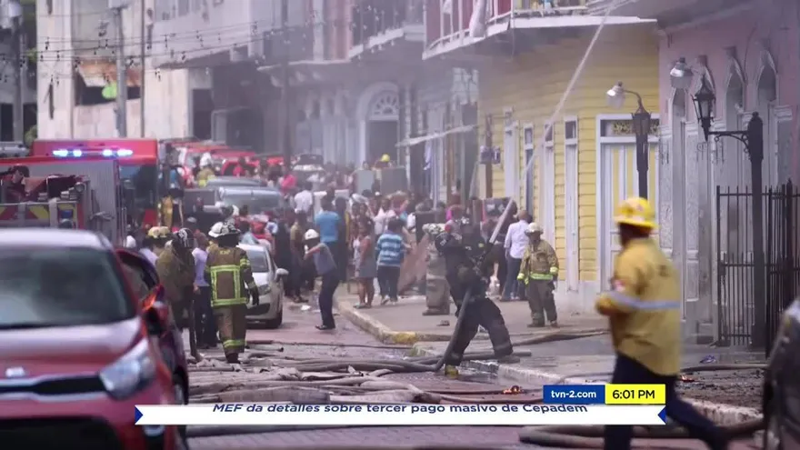 Voraz incendio consume histórico caserón en San Felipe