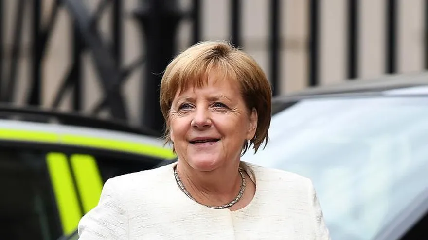 La posibilidad de que se reabra la crisis de gobierno en Alemania a causa de la inmigración planeó hoy sobre Berlín con un nuevo desafío a sus socios del ministro de Interior y presidente de los conservadores bávaros, Horst Seehofer.