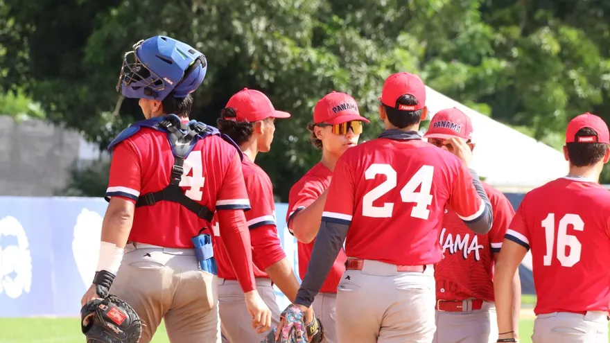 Jugadores de la Selección de Béisbol U18 de Panamá reunidos