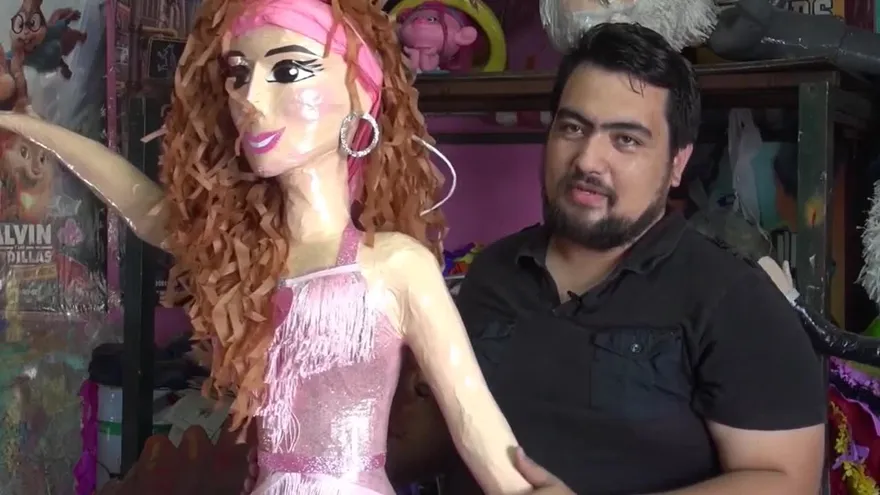 Piñata de Thalía se hace viral luego de que la cantante la pida por su cumpleaños