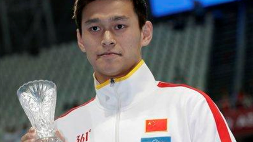El chino Sun Yang muestra su trofeo como el mejor competidor masculino del Mundial de natación en Kazán, Rusia, el domingo 9 de agosto de 2015