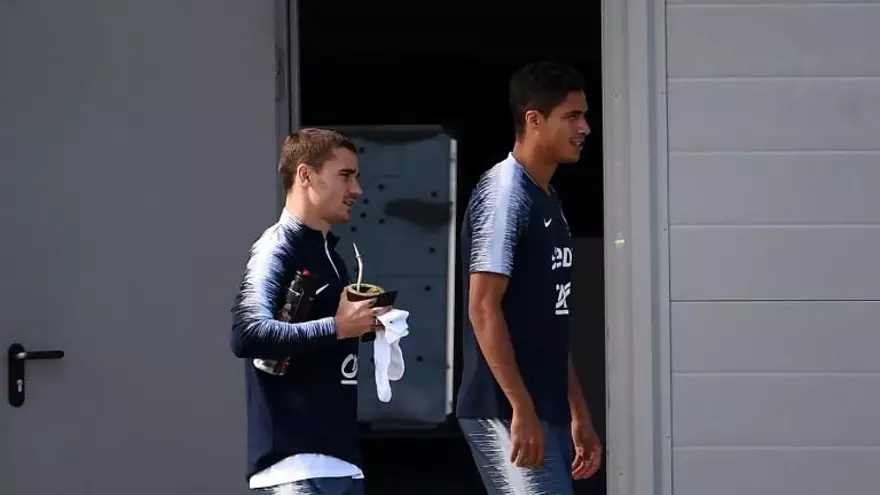 Griezmann y Varane regresan al entrenamiento de Francia