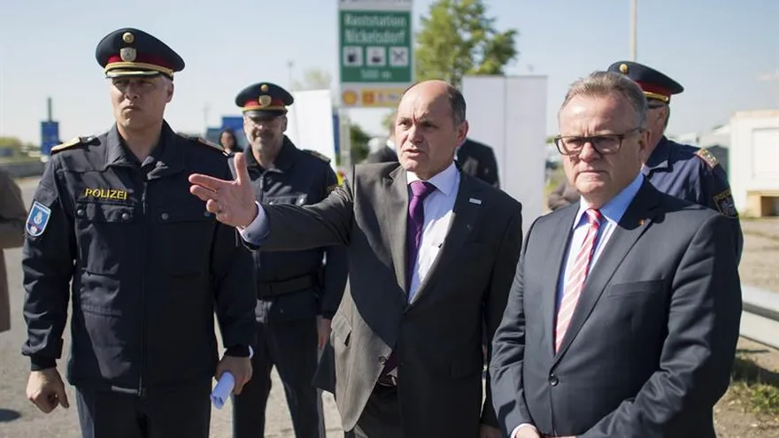 El ministro austriaco de Interior, Wolfgang Sobotka (3-d), y el gobernador del estado de Burgenland, Hans Niessl (d), durante una visita al lado austriaco de la frontera.