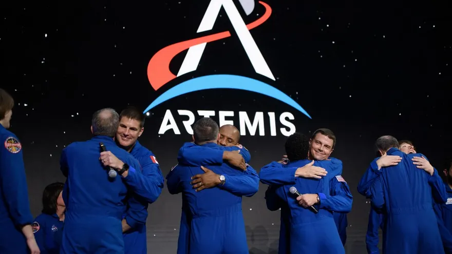 Los astronautas que volarán alrededor de la Luna a fines de 2024 en la misión Artemis II, anunció el lunes la NASA,