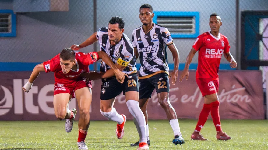 San Francisco FC y Tauro FC en acción