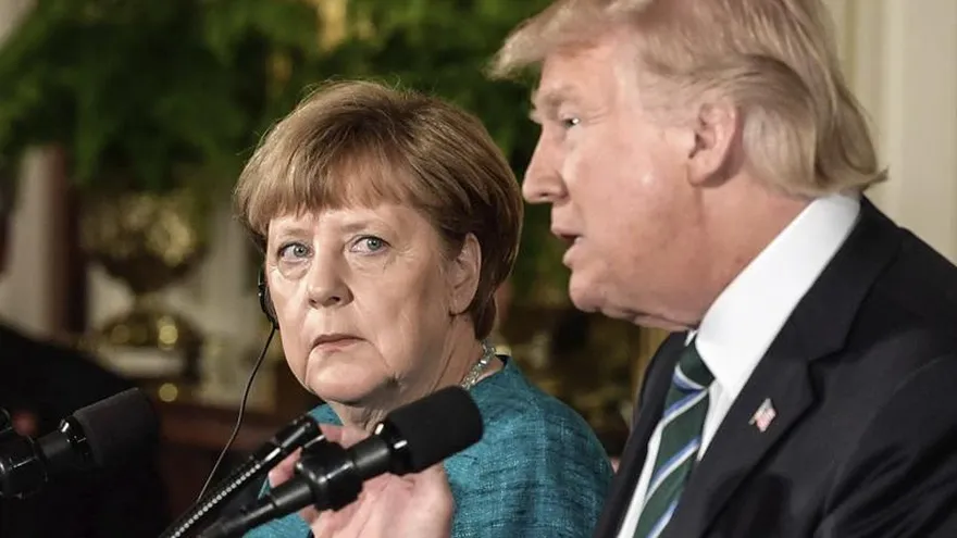 El presidente de EE.UU., Donald J. Trump (d), y la canciller alemana, Angela Merkel (i), durante una rueda de prensa conjunta tras su reunión en la Sala Este de la Casa Blanca en Washington, Estados Unidos.