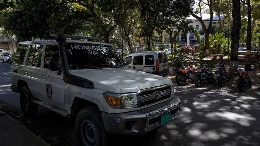 Militares y policías custodian la morgue principal de Caracas, donde presuntamente se encuentra el cuerpo del policía rebelde Oscar Pérez, el martes 16 de enero de 2018, en Caracas (Venezuela).