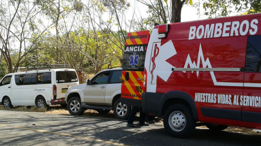 Los bomberos atendieron el accidente de tránsito