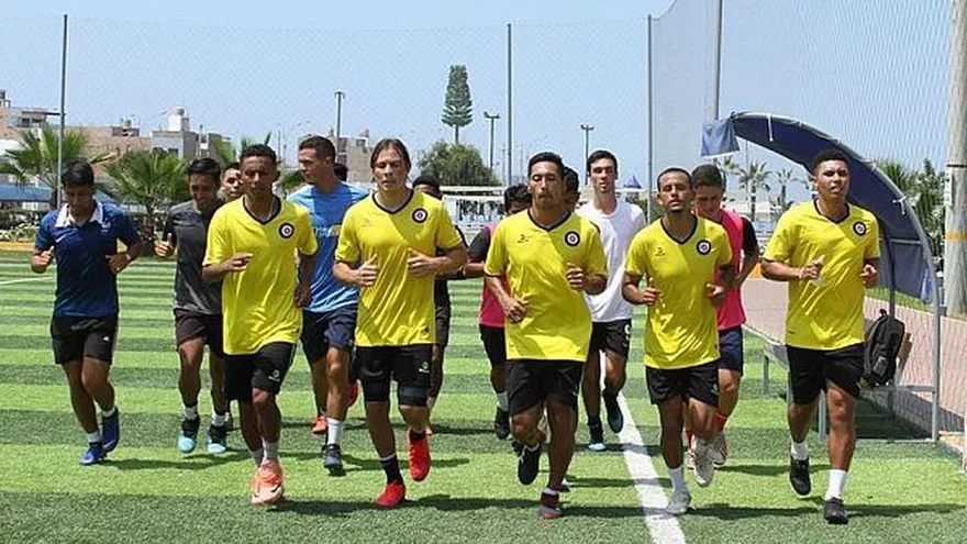 Club peruano de fútbol despide a jugadores y técnico por COVID-19