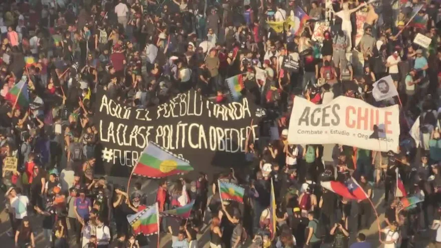 Un mes de un violento despertar que le cambió la cara a Chile