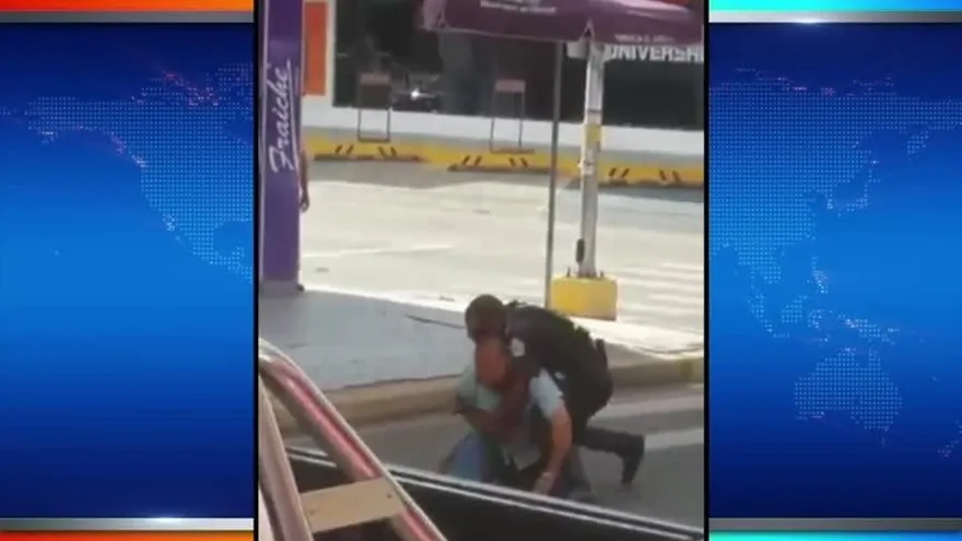 Policía y conductor en medio de pelea en Herrera