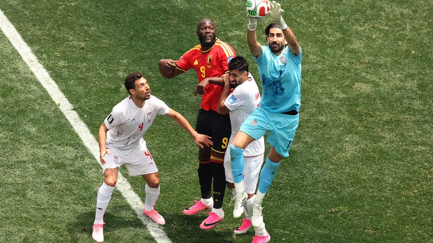 Alireza Beiranvand, portero de Irán, se queda con el balón durante el partido ante Bélgica