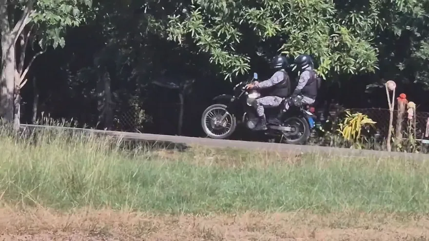 Dos motirzados transitan por una calle de la comunidad de Los Higos en Herrera