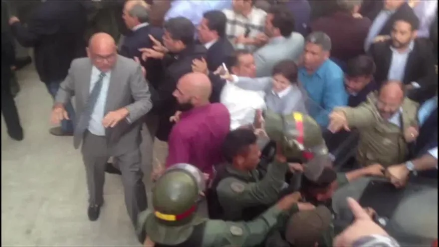 Diputados opositores venezolanos y militares se empujaron