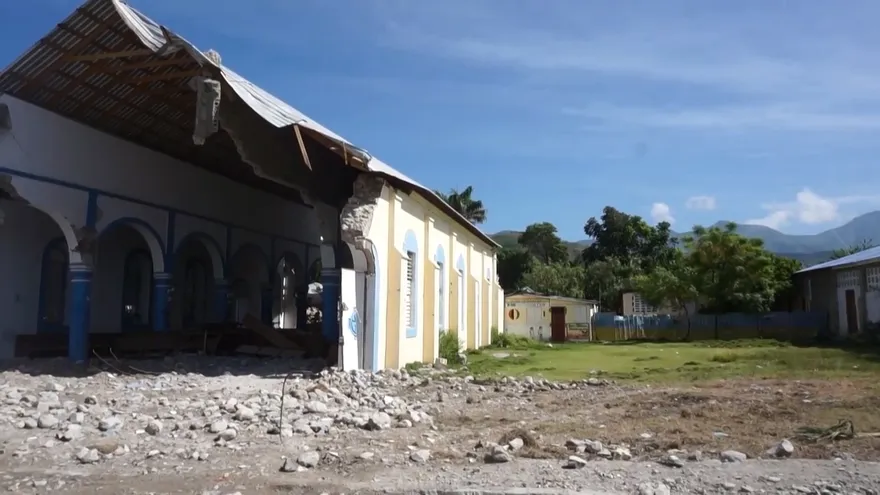 Destruida por el sismo, una iglesia de Haití llora sus muertos