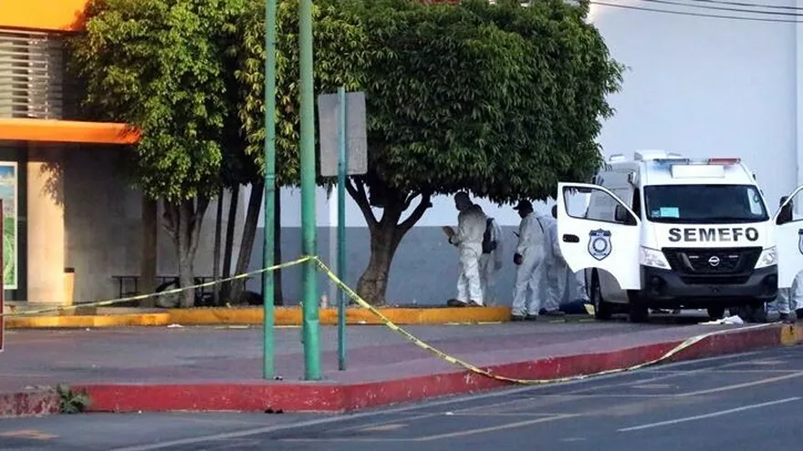 Peritos forenses recogen evidencias en el sitio donde un grupo armado mató a cinco personas que habían buscado refugio en el lugar