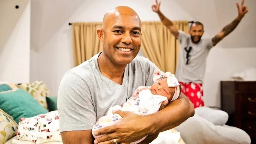 Mariano Rivera le da la bienvenida a su nieta