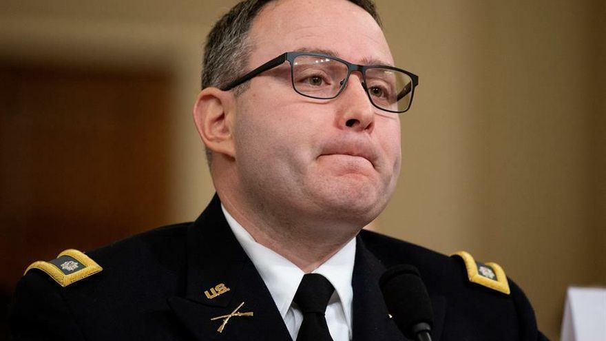 El teniente coronel Alexander Vindman durante su testimonio en el jucio político con el presidente Donald Trump.