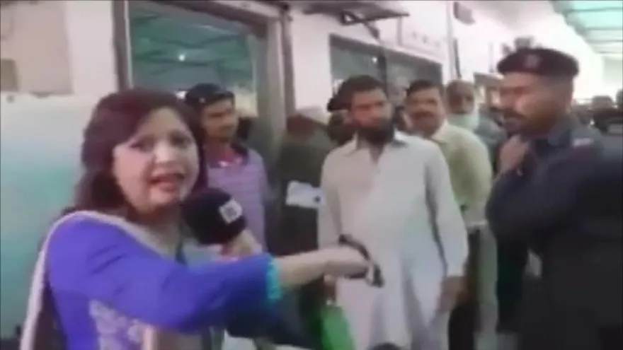 Periodista es golpeada por policía en Pakistán