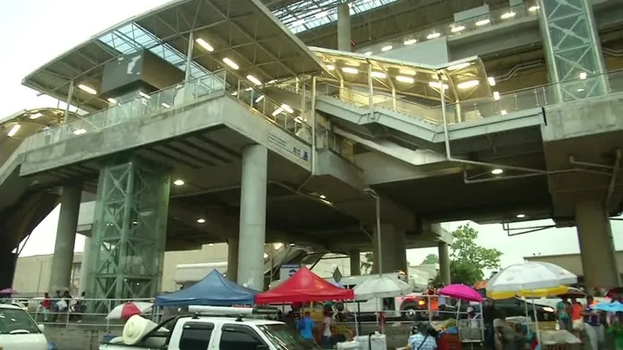 Comerciantes deben desalojar por construcción de línea 2 del Metro