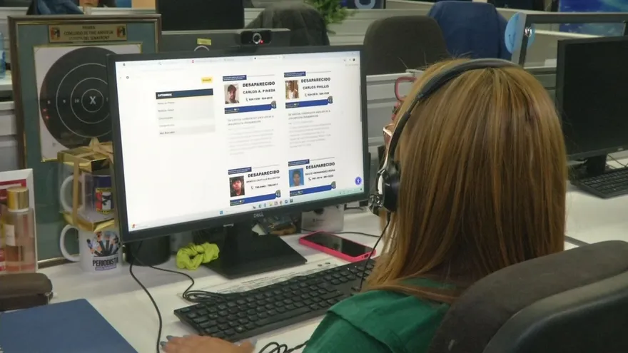 La pantalla de una computadora con afiches de personas desaparecidas. Imagen con fines ilustrativos