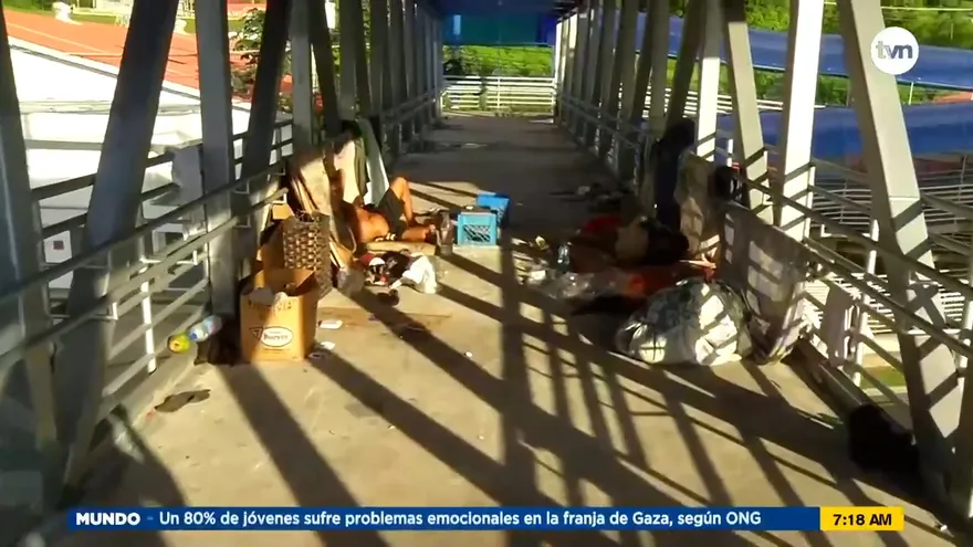 Indigentes se toman puentes peatonales