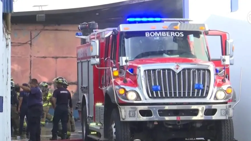 Incendio en Villa Grecia: Bomberos reportan pérdida total de galera de muebles en la vía Transístmica