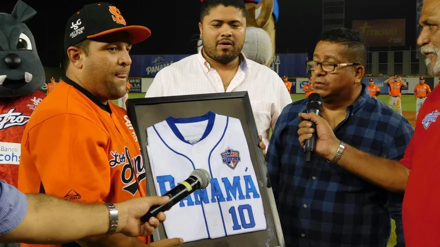Carlos Muñoz recibe homenaje en el Rod Carew