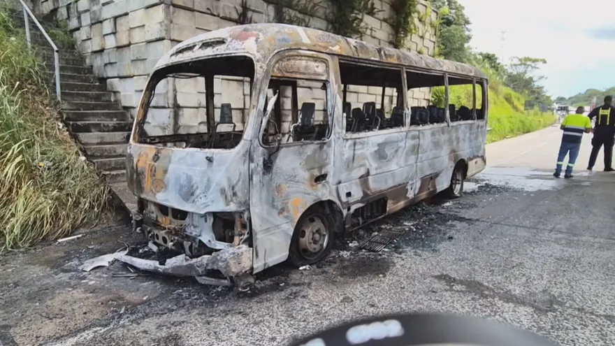 Un bus tipo coster perteneciente a Instituto Panameño de Deportes (Pandeportes) se incendió este viernes en el kilómetro 31 de la autopista Panamá-Colón.