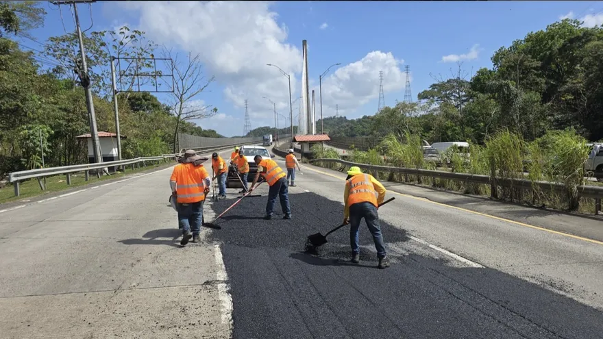 MOP coloca 10 toneladas de asfalto en la Vía Centenario hacia Arraiján