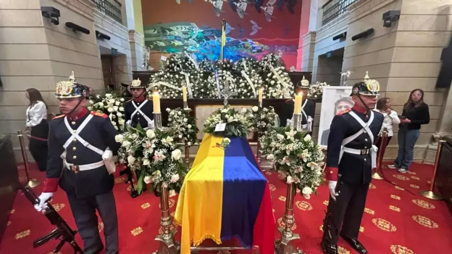 Miles despiden en Colombia al presidenciable asesinado Miguel Uribe