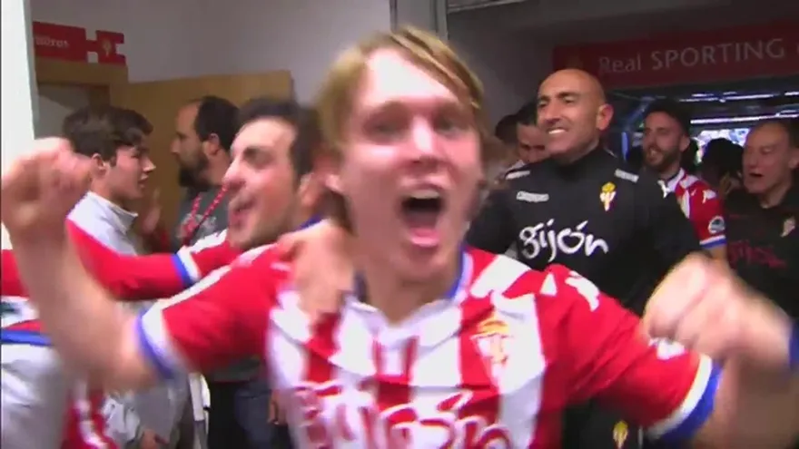 El Sporting de Gijón celebrando la permanencia en la primera división