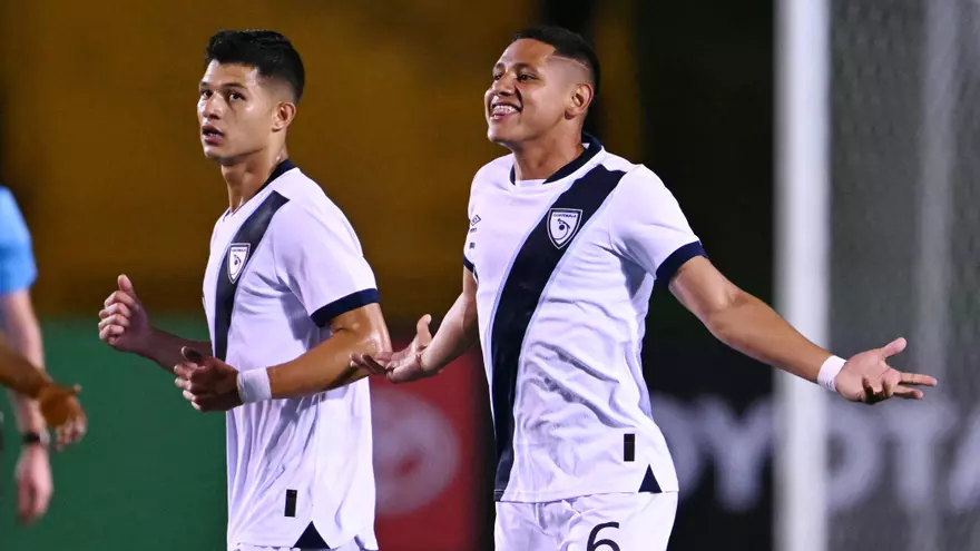 Jugadores de la selección de Guatemala Erick Lemus (6) y Jonathan Franco (22)