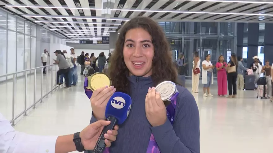 Emily Santos muestra las medallas que obtuvo en los Juegos Panamericanos Junior Asunción 2025