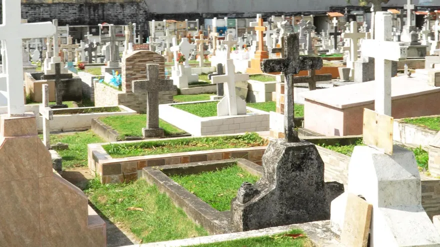 Se realizaron jornadas de jornadas de limpieza y embellecimiento de los cementerios por el Día de los Difuntos para recibir a los visitantes este 2 de noviembre.