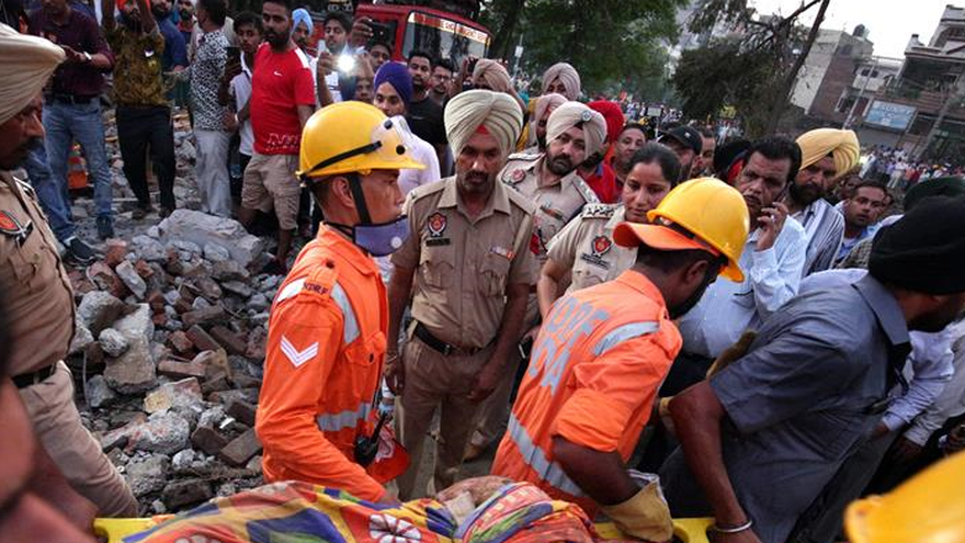 Efectivos de seguridad recuperan los cadáveres de las víctimas