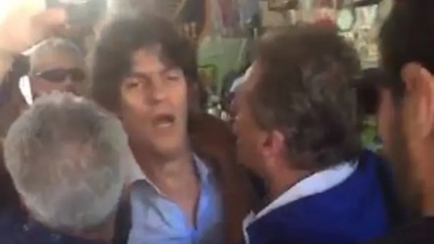 El diputado y ex candidato a Jefe de Gobierno fue rodeado por un grupo de manifestantes que lo empujaron e increparon amenazantes en las inmediaciones del Congreso.