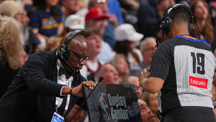 James Capers, árbitro de la NBA, se dispone a observar la repetición de una jugada